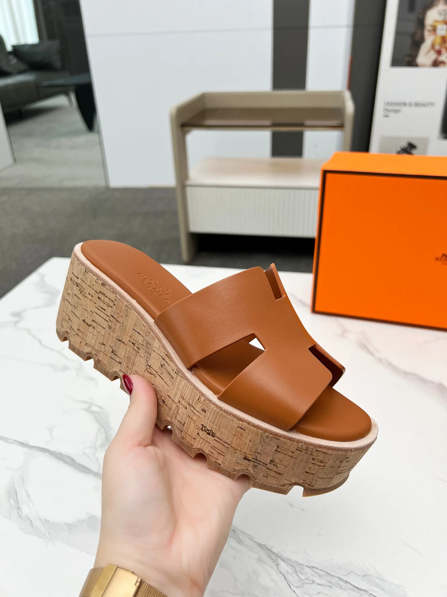 👟👟Ex-factory price 400👟👟 Hermès, upgraded version and workmanship materials. Hermes®🔴The highest version of handmade shoes on the market✨✨ Top product Hermès platform shoes🐎——————————The new model in early spring is the same as the original version, handmade by masters! ❥High-end customization, exclusive products, the highest version in the industry⚠❥Using: Hermers upper: Italian imported cowhide + sheepskin lining (pursuing top walking comfort) ✨～～〰〰〰〰❥ Packing: full set of original packaging━━━━Hermes━━━━━ size: 35-41 (42) customized and non-returnable)